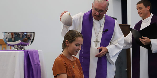 Bautizo de Hayley Murphy por el obispo Brian Heenan en la capilla de su instituto