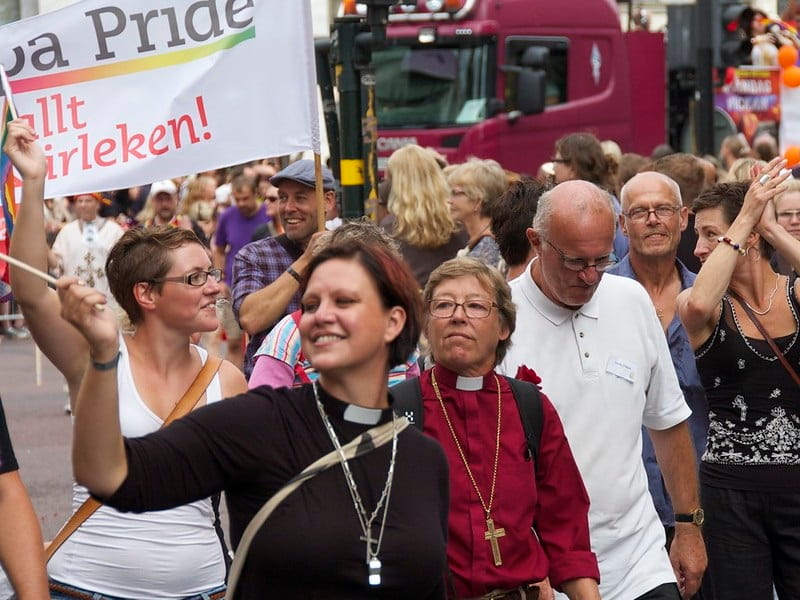 Eva Brunne, obispesa lesbiana de la Iglesia de Suecia en Estocolmo, de morado en el Orgullo Gay de la capital sueca