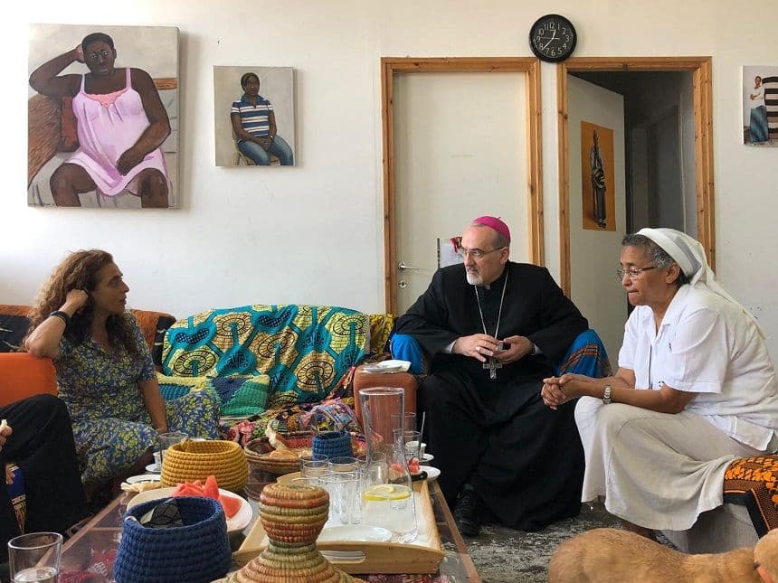 El Patriarca Pizzaballa en una casa de acogida a inmigrantes con religiosas de la diócesis latina