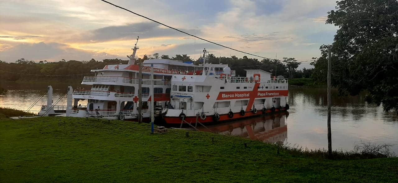 Los dos barcos hospital atracados, listos para recorrer el Amazonas