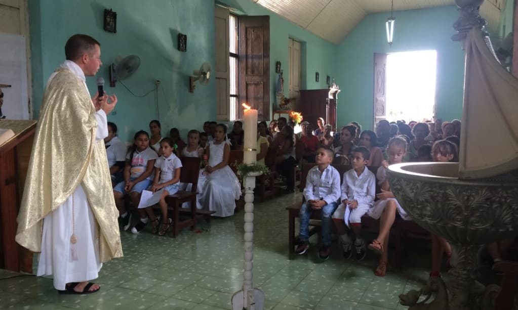Un sacerdote de la Comunidad de San Martín en una de las capillas de la misión en Placetas