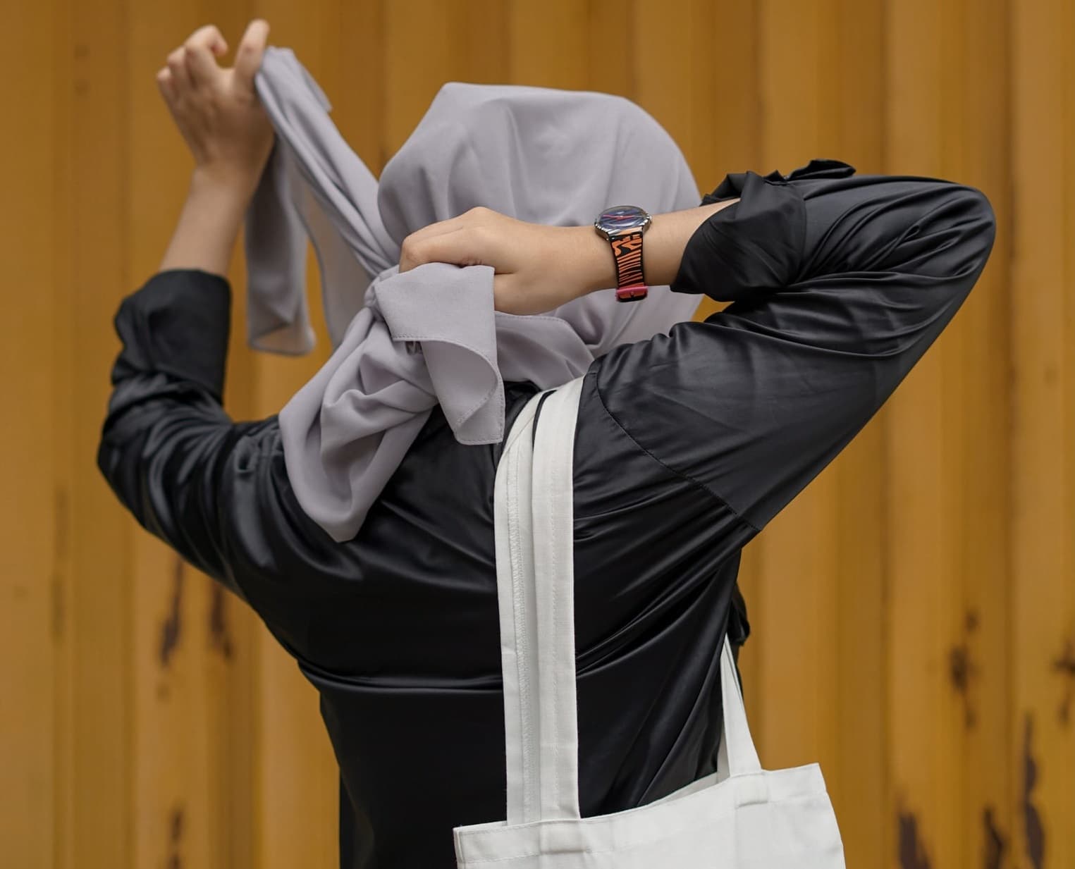 Una mujer se anuda su pañuelo islámico - foto de Nada Hanifah en Unsplash