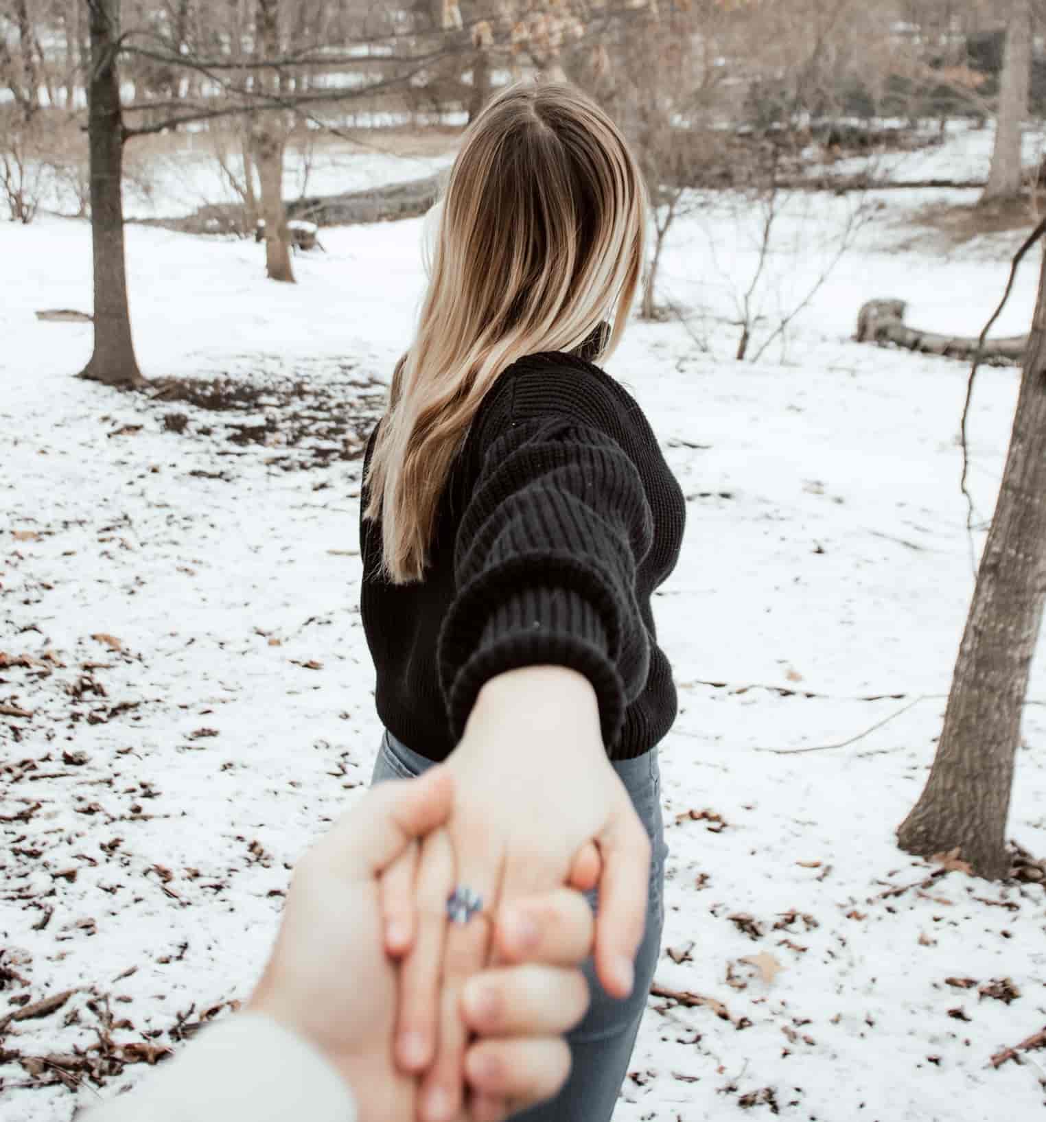 Una joven toma de la mano y guía a su enamorado - foto de Cam Ferland