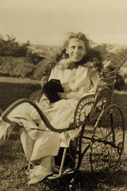 Eileen O'Connor, en la silla de ruedas que le acompañó durante su vida