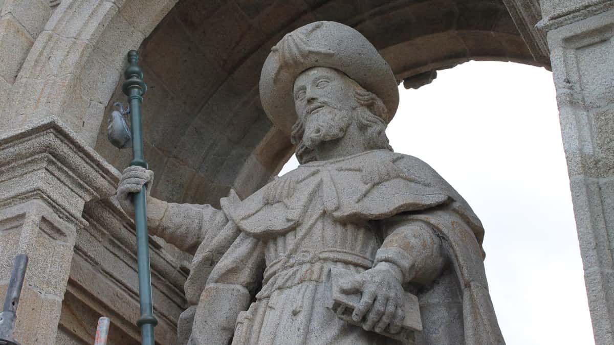 Imagen escultural de Santiago Apóstol como peregrino, en la catedral compostelana.