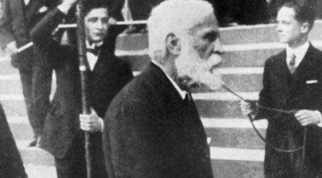 Antonio Gaudí, en una procesión