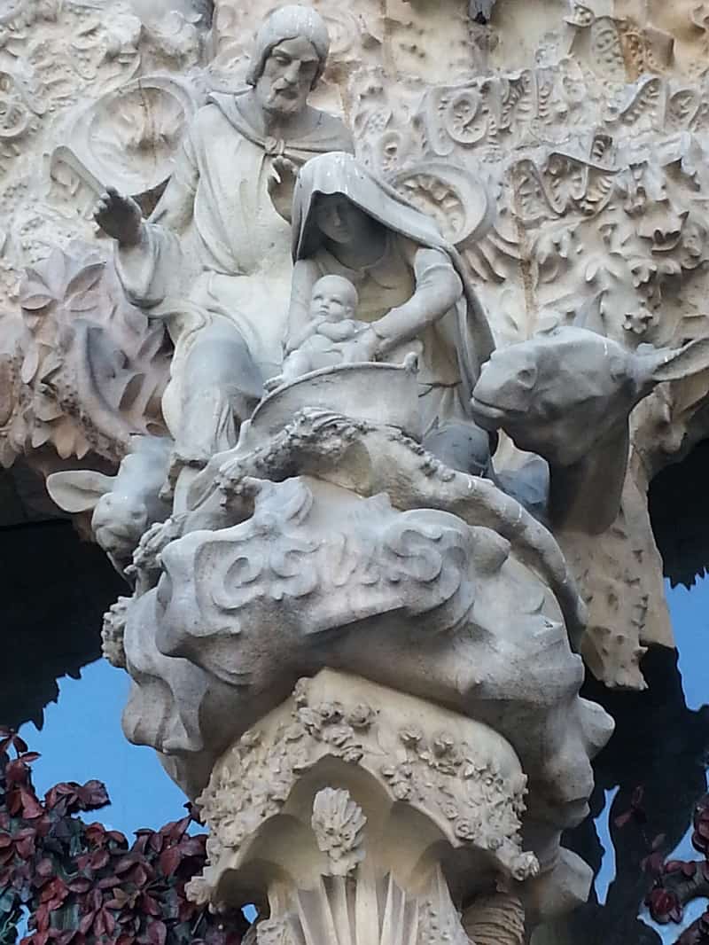 Escultura de la Sagrada Familia en la fachada del Nacimiento