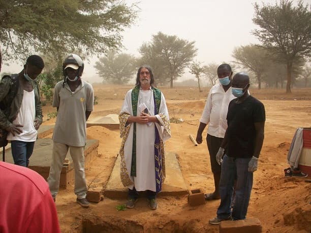 El padre Armanino es misionero en Níger desde hace años