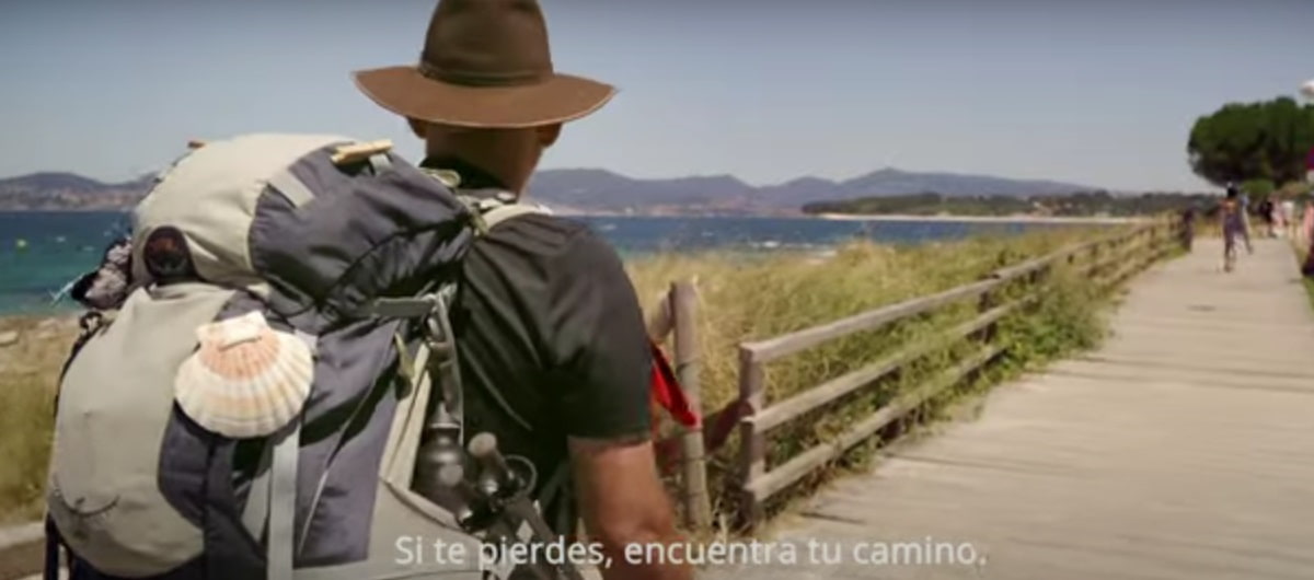 Una escena en la costa en el documental Galicia Peregrina, el Camino Portugués