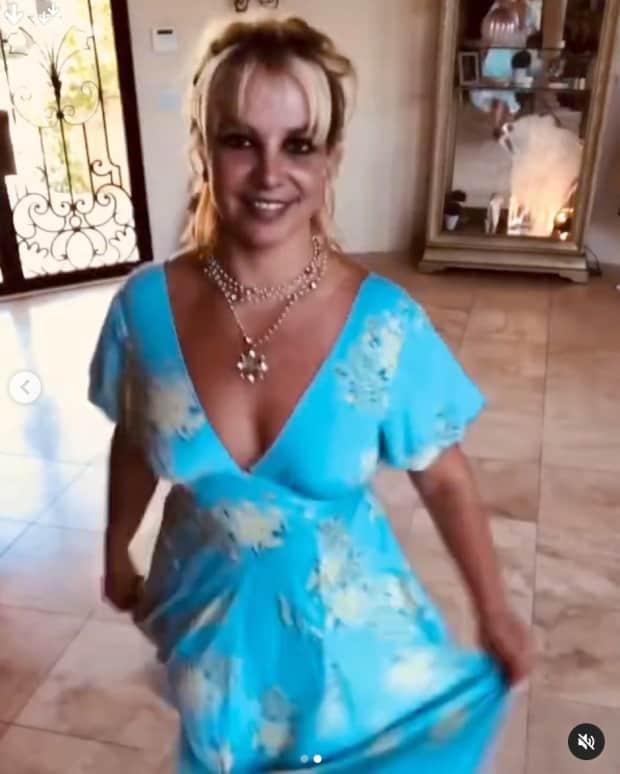 Britney Spears con su vestido de ir a misa en verano, según anuncia en su vídeo de Instagram
