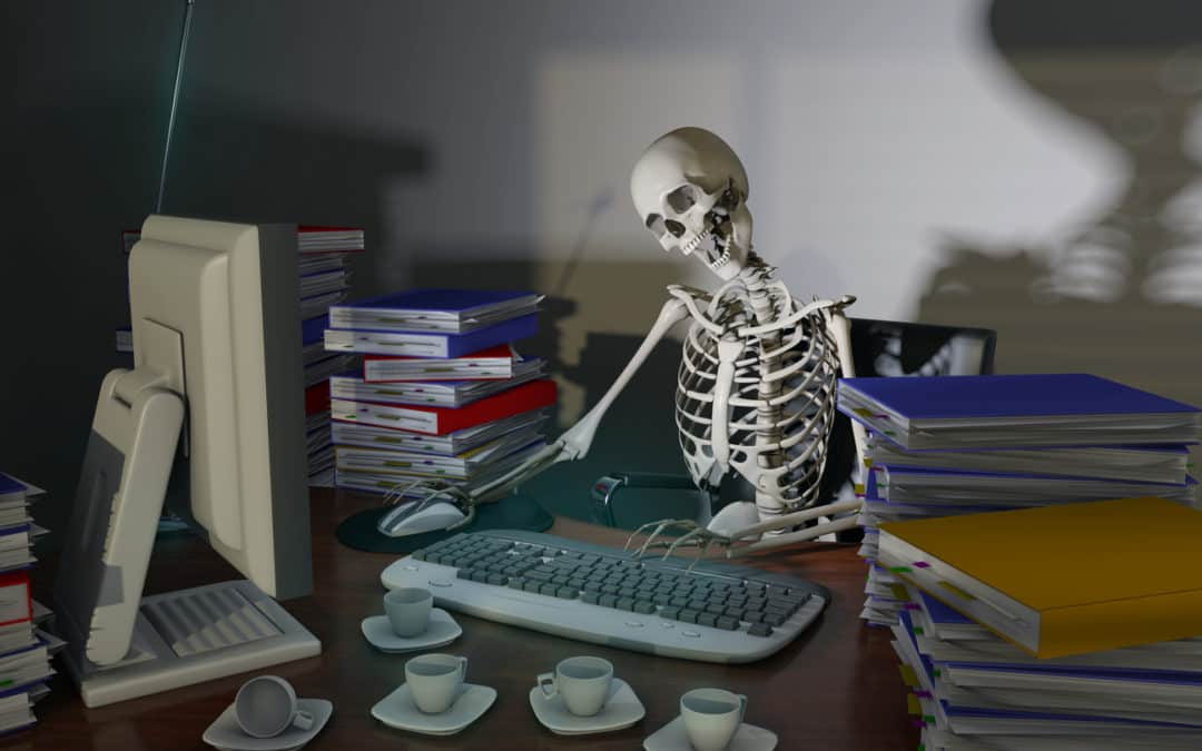 Un trabajoadicto de noche se convierte en esqueleto en su escritorio, se le va la vida