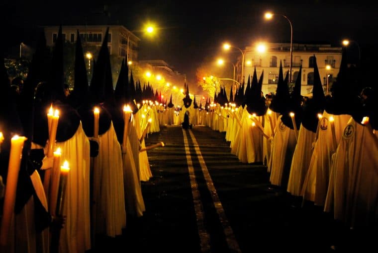 Una procesión nocturna de Semana Santa en Andalucía