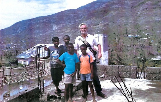 El padre Massimo Miraglio, junto a algunos niños haitianos.