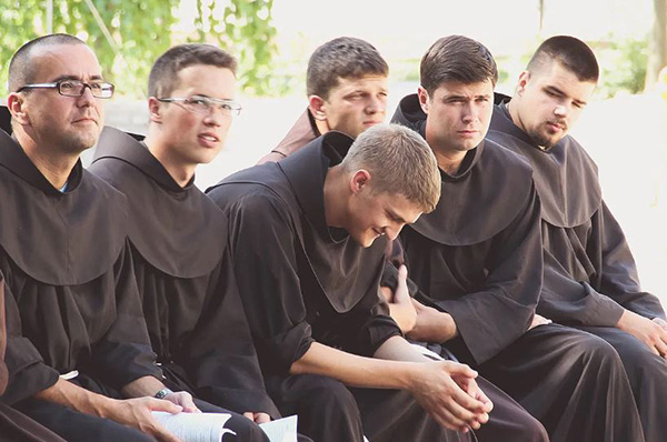 Un grupo de novicios franciscanos