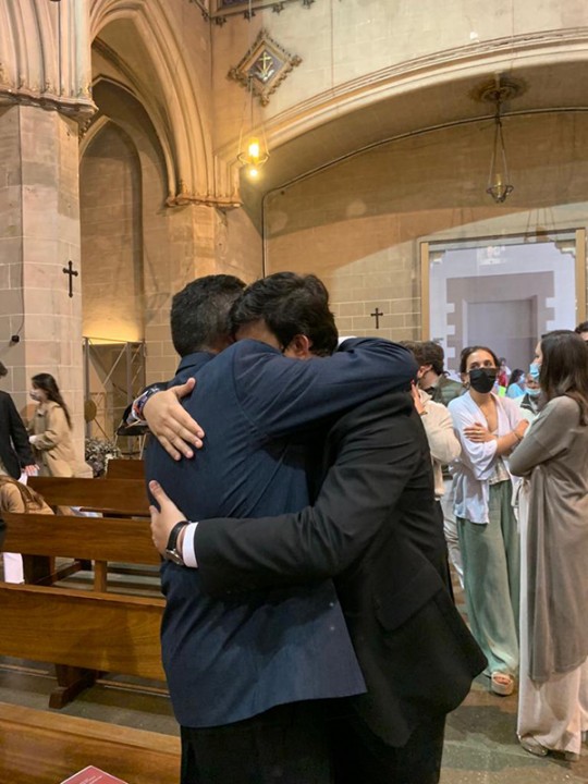 Marcos se funde en un abrazo con su padre, tras su confirmación