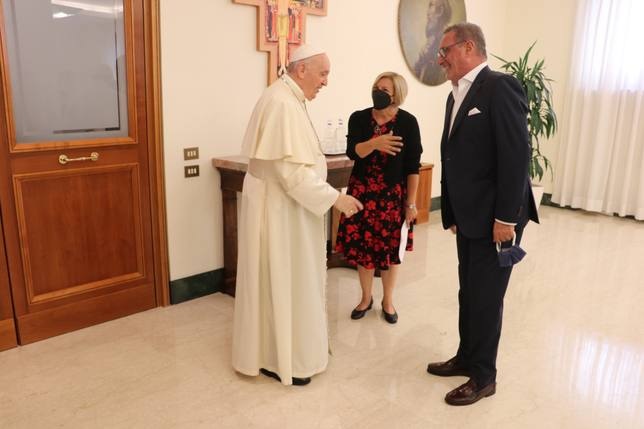 El Papa saluda a Carlos Herrera y Eva Fernández, corresponsal de COPE en la Santa Sede