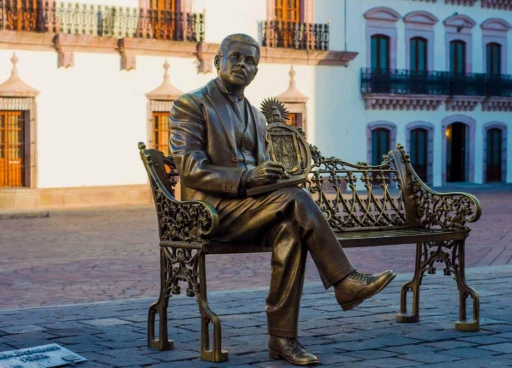 Estatua del poeta católico mexicano Ramón López Velarde