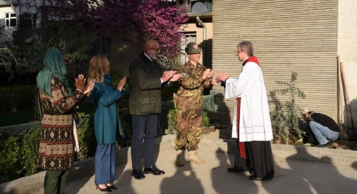El padre Scalese en su misión pastoral en el interior de la embajada de Italia