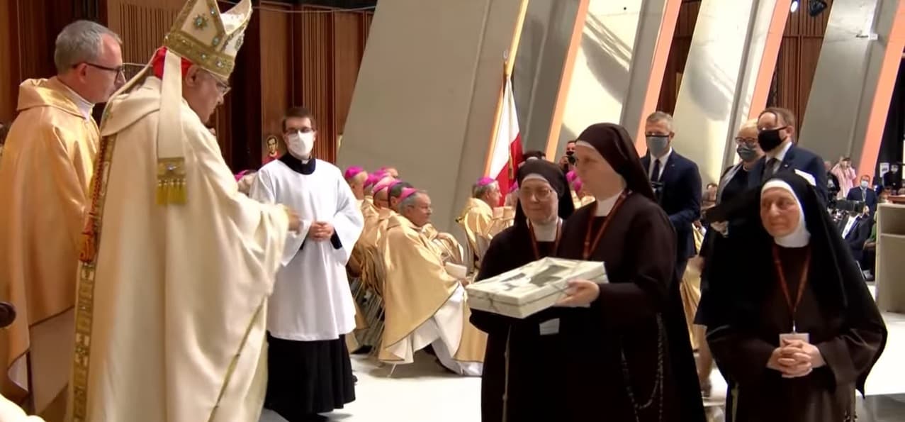 Las religiosas de la Madre Czacka llevan sus reliquias al altar