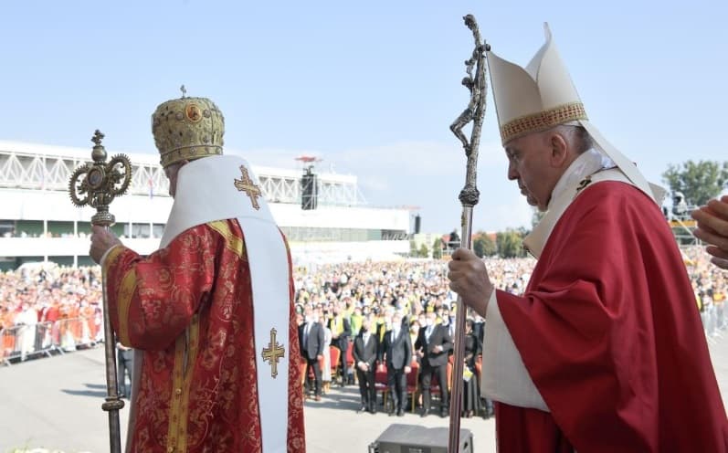 El Papa acompañado del metropolita de Presov, cabeza de los greco-católicos eslovacos