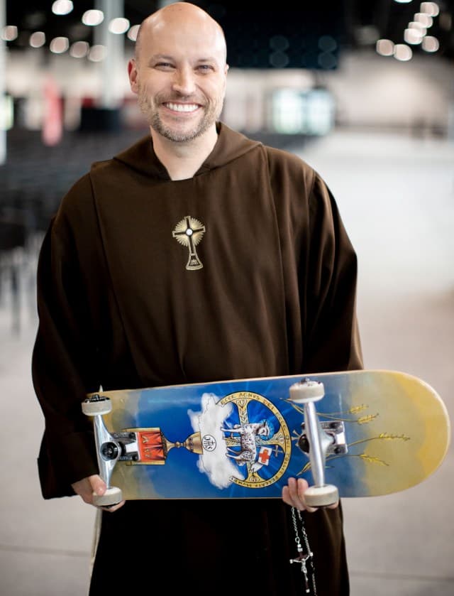 John Paul Mary con su skate de la Eucaristía. 