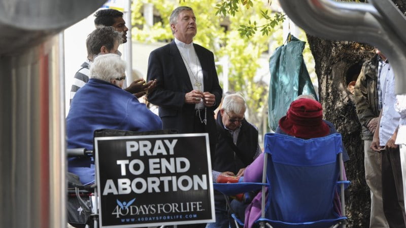 El arzobispo Prowse de Canberra en 2015 reza con 40 Días por la Vida - foto de Graham Tidy 