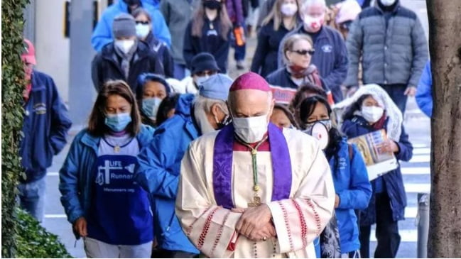 Cordileone dirige en procesión y oración a numerosos fieles en camino a un centro abortista nuevo