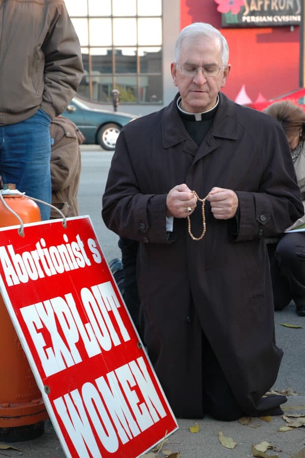 El arzobispo Kurtz reza el rosario de rodillas en la calle ante una clínica abortista... luego fue presidente de los obispos norteamericanos
