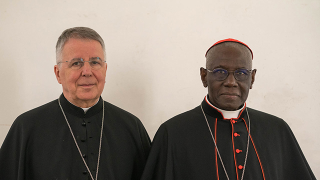 El cardenal Robert Sarah junto al obispo Jean Scarcella, abad de St-Maurice