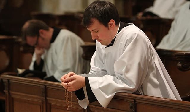 La oración es fundamental para el sacerdote