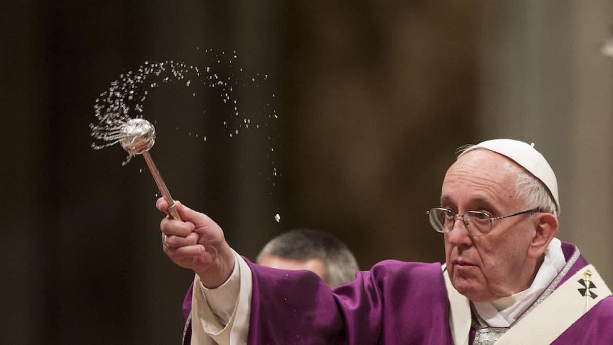 El Papa, con agua bendita
