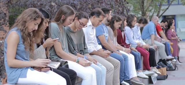Jóvenes rezando frente a un abortorio