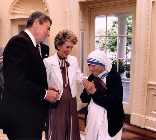 Madre Teresa con Ronald y Nancy Reagan.