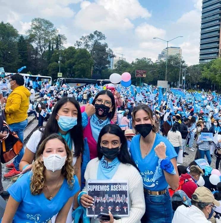 Muchachas jóvenes en la Marcha por la Vida de México 2021