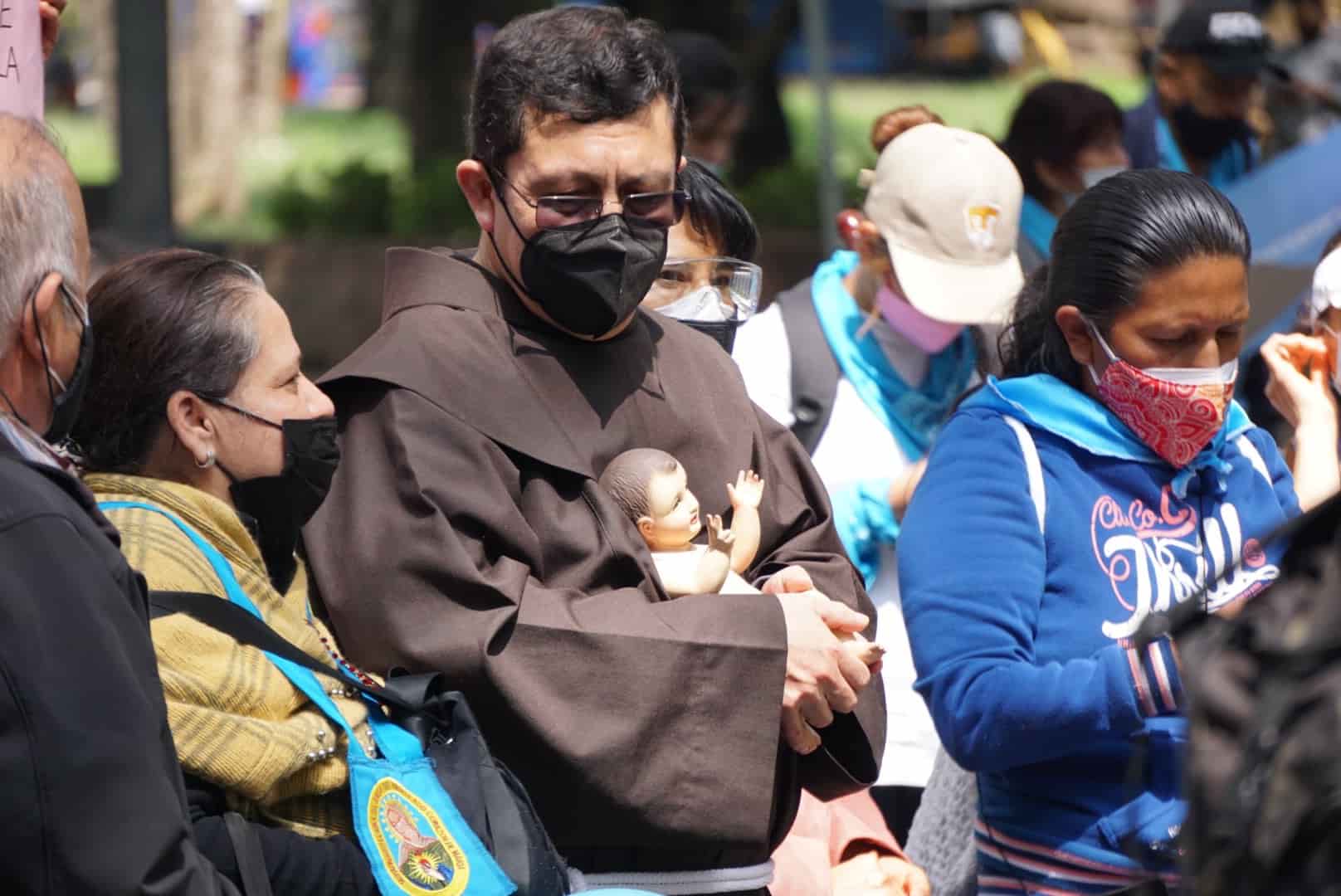 Un franciscano con un Niño Jesús en la Marcha por la Vida de Ciudad de México 2021