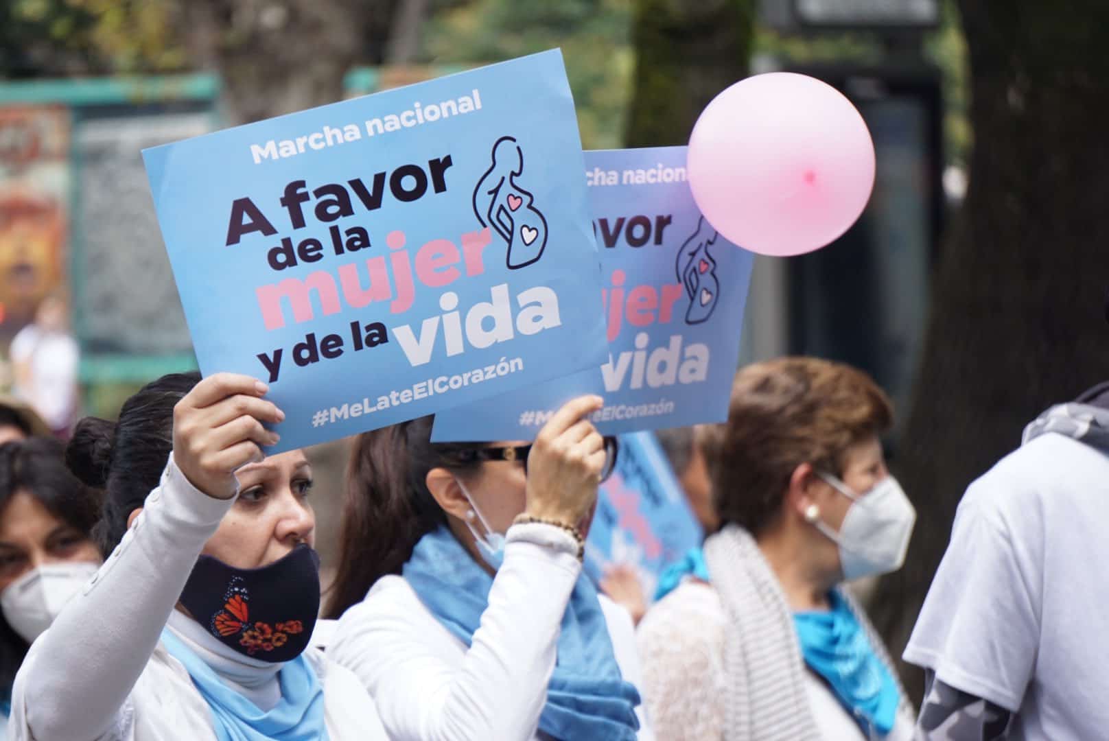 Carteles a favor de la mujer y la vida en la Marcha por la Vida de Ciudad de México en 2021