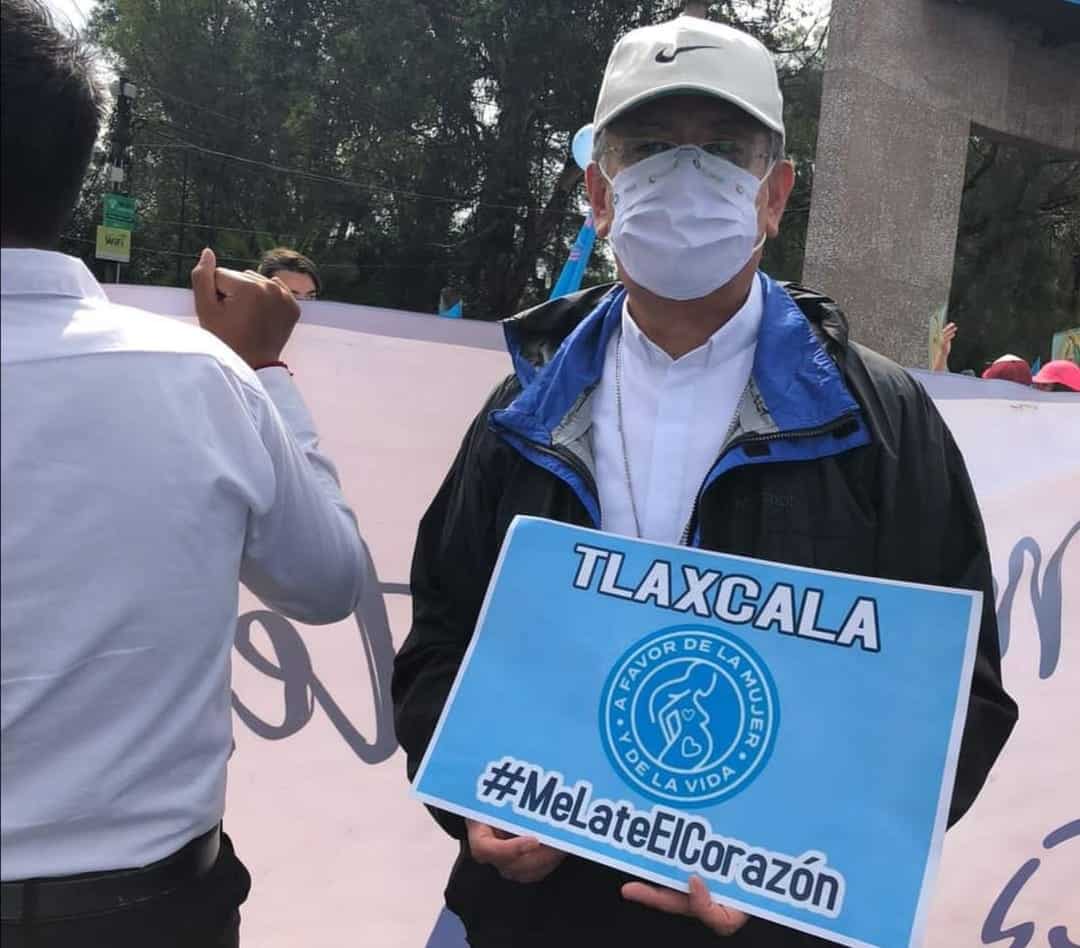 El obispo Salcedo, de Tlaxcala, con un cartel en la Marcha provida de Ciudad de México