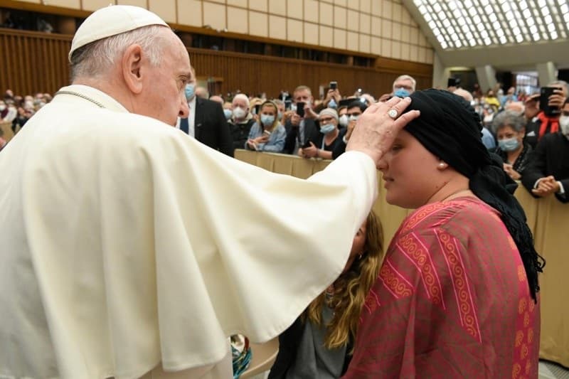 El Papa bendice a una joven durante la Audiencia General 
