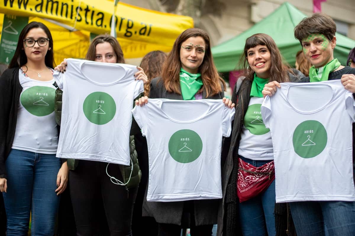 Amnistía Internacional, con abortistas argentinas y el símbolo de la percha en 2018