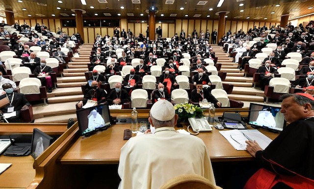 El Papa habla ante los padres sinodales.