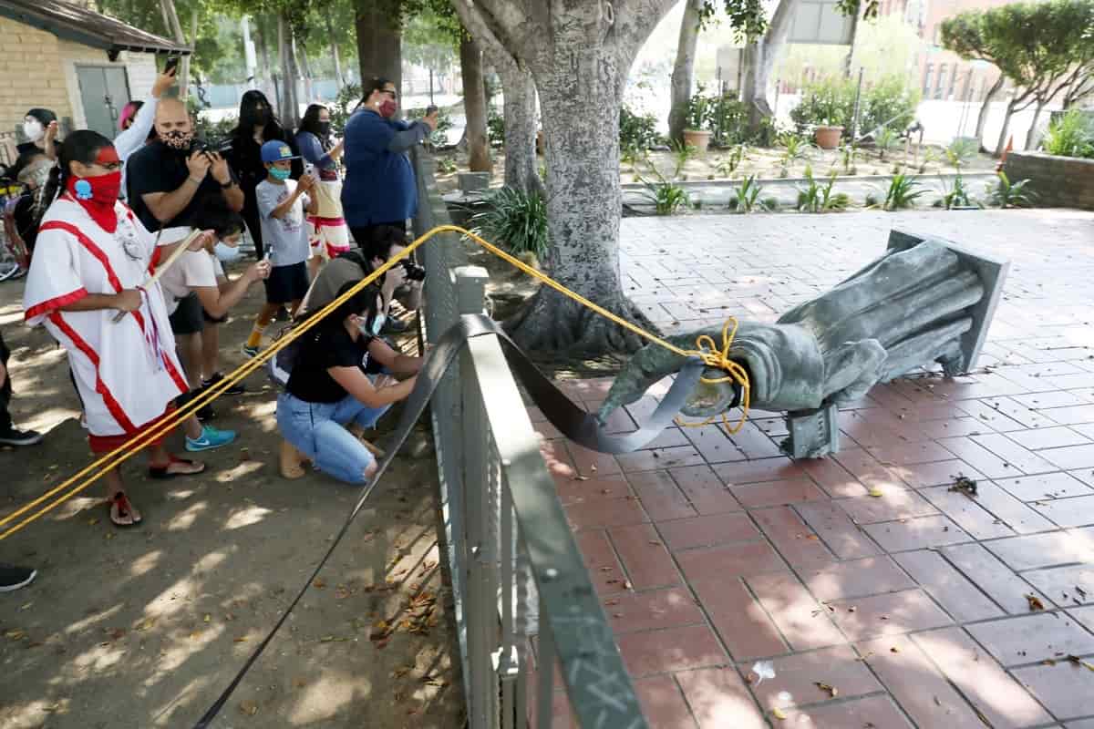 Estatua de San Junípero Serra vandalizada y derribada