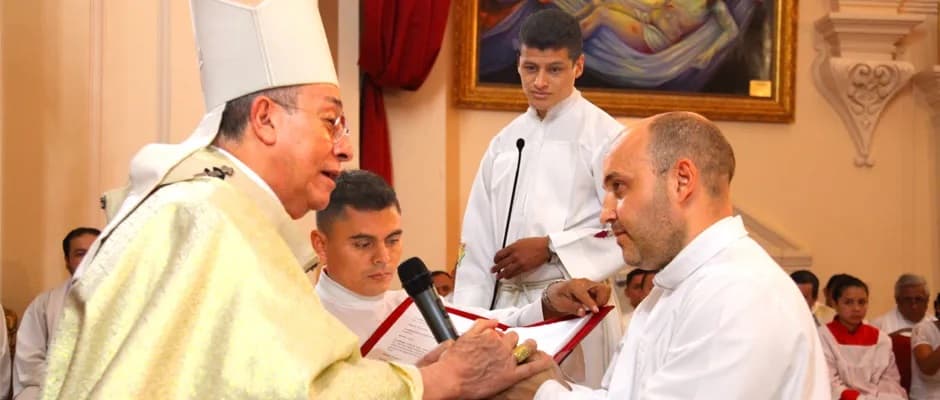 Ordenación de Álvaro a manos del cardenal Maradiaga