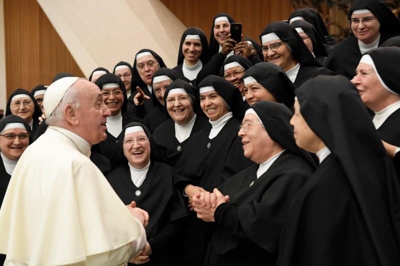 El Papa Francisco, con un grupo de monjas