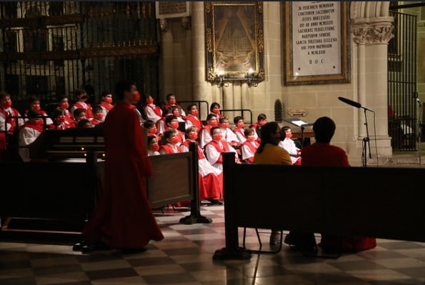 El coro infantil de la catedral de Toledo -los populares seises-escuchan a pepe Rodríguez el Pregón del Domund