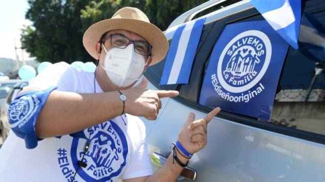 Manifestante de El Salvador en la caravana provida. 