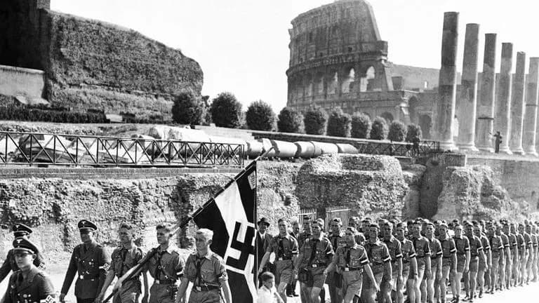 Nazis desfilando por Roma