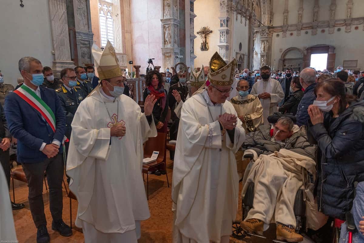 El cardenal Semeraro con enfermos y amigos de la Comunidad Papa Juan XXIII en la catedral de Rímini