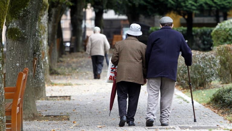 Ancianos pasean en el parque... el envejecimiento poblacional es un grave problema