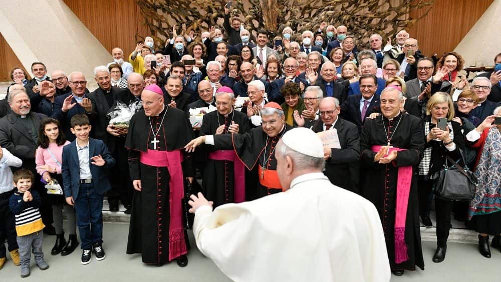 Papa Francisco acoge niños y peregrinos en su catequesis en el aula Pablo VI