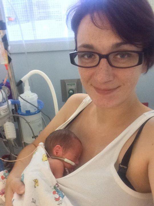 Janey Harris con uno de sus trillizos recién nacidos. 

